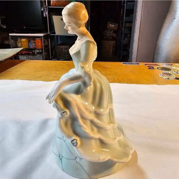 Vintage Romanian Curtsy Porcelain Lady Figurine - Picture 7 of 11